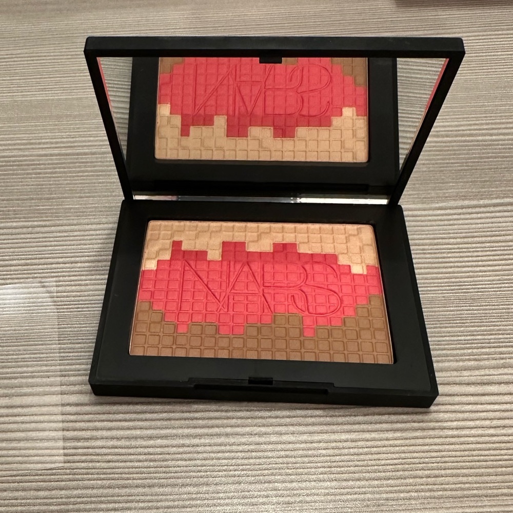 NARS Fireclay. BRAND NEW. Never been used. Highlighter, blush and matte bronzer.